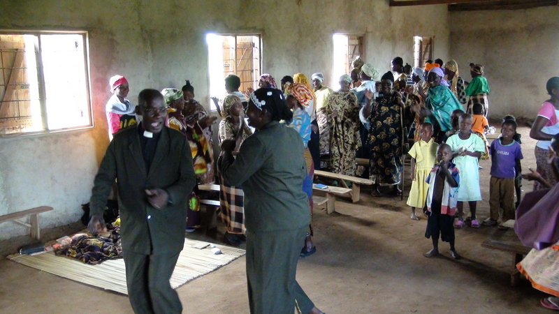 Blije muziek krijgt mensen op de been. Zingen uit een boekje is er hier niet bij.